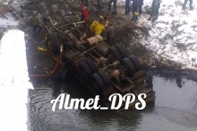 В Татарстане грузовик 'КАМАЗ' рухнул с моста в реку. Но водитель и пассажир выжили